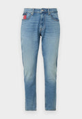 Hellblaue Denim-Jeans mit slim fit, ausgestattet mit einem Knopfverschluss, fünf Taschen und einem rot-weißen Akzent-Patch auf der Gesäßtasche.