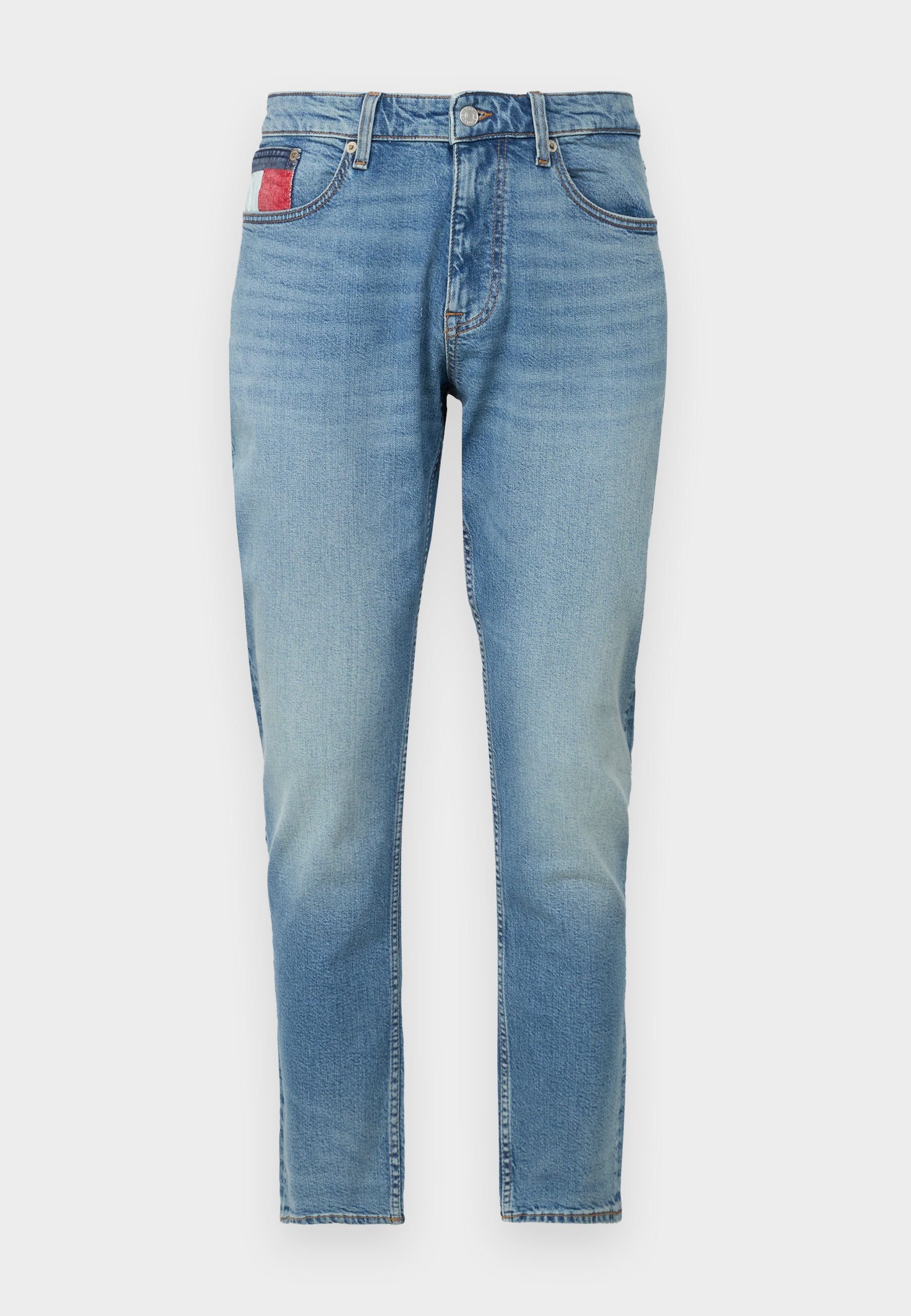Hellblaue Denim-Jeans mit slim fit, ausgestattet mit einem Knopfverschluss, fünf Taschen und einem rot-weißen Akzent-Patch auf der Gesäßtasche.
