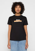 Schwarzes Baumwoll-T-Shirt mit einem zentralen weißen "diesel"-Logo, akzentuiert mit drei horizontalen Streifen in Orange, Gelb und Weiß.
