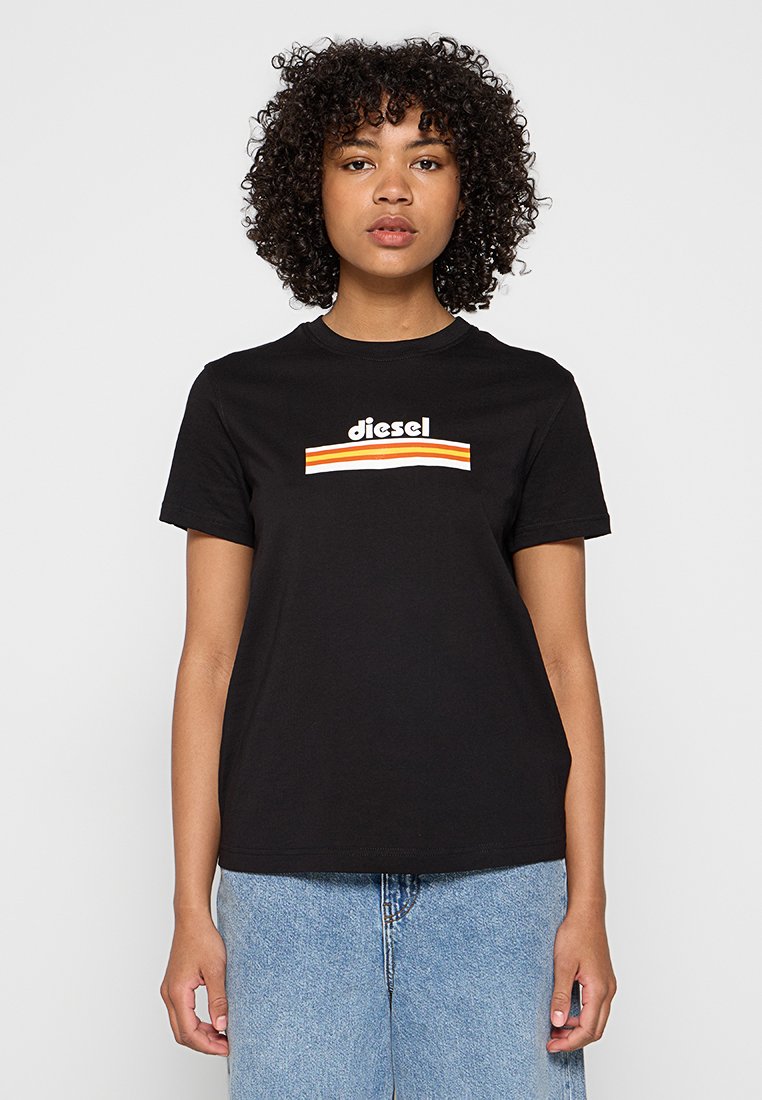 Schwarzes Baumwoll-T-Shirt mit einem zentralen weißen "diesel"-Logo, akzentuiert mit drei horizontalen Streifen in Orange, Gelb und Weiß.