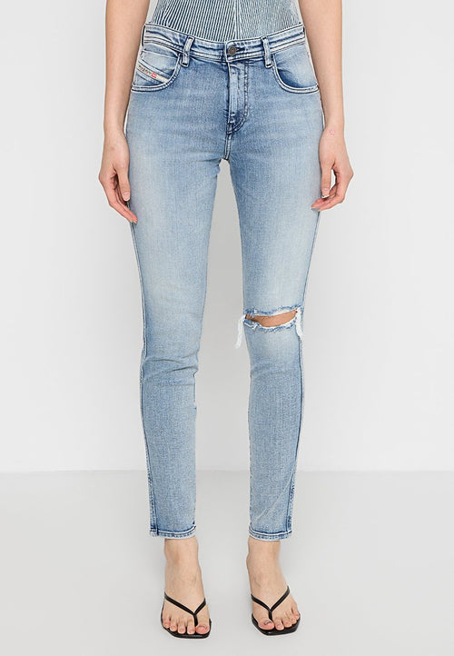 Hellblaue, ausgewaschene Skinny Jeans aus einer Baumwollmischung. Mit mittelhohem Bund, zwei Vorderaschen und einem Kniefleck mit fransigen Kanten.
