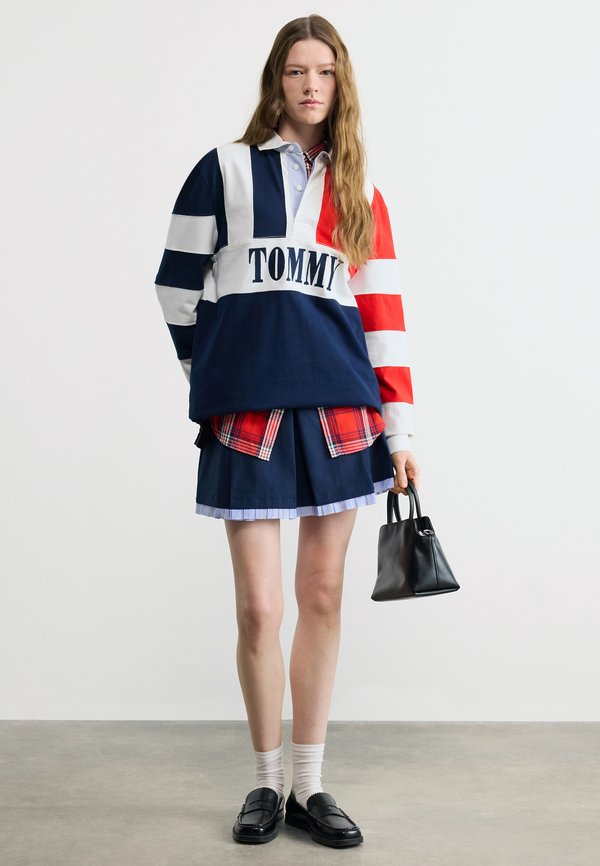 Tommy Jeans TONAL LOGO APPLIQUÉ PLEATED MINI SKIRT