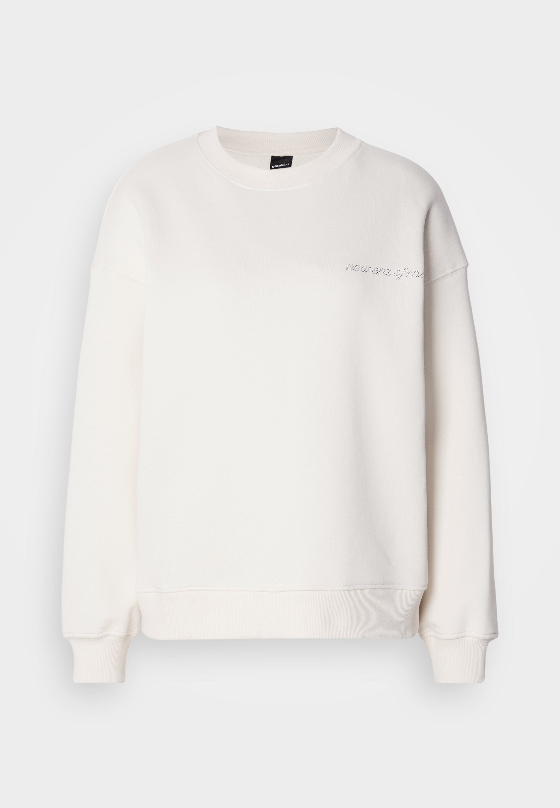 Weißer Sweatshirt aus einer Baumwollmischung. Verfügt über einen Rundhalsausschnitt, überschnittene Schultern und dezenten gestickten Text auf der Brust.
