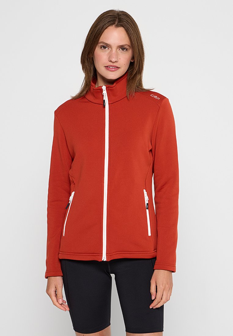 Rote Fleecejacke mit hohem Kragen, weißem Reißverschluss und zwei Reißverschlusstaschen an der Seite. Glatte Textur mit Logodetail auf der Schulter.