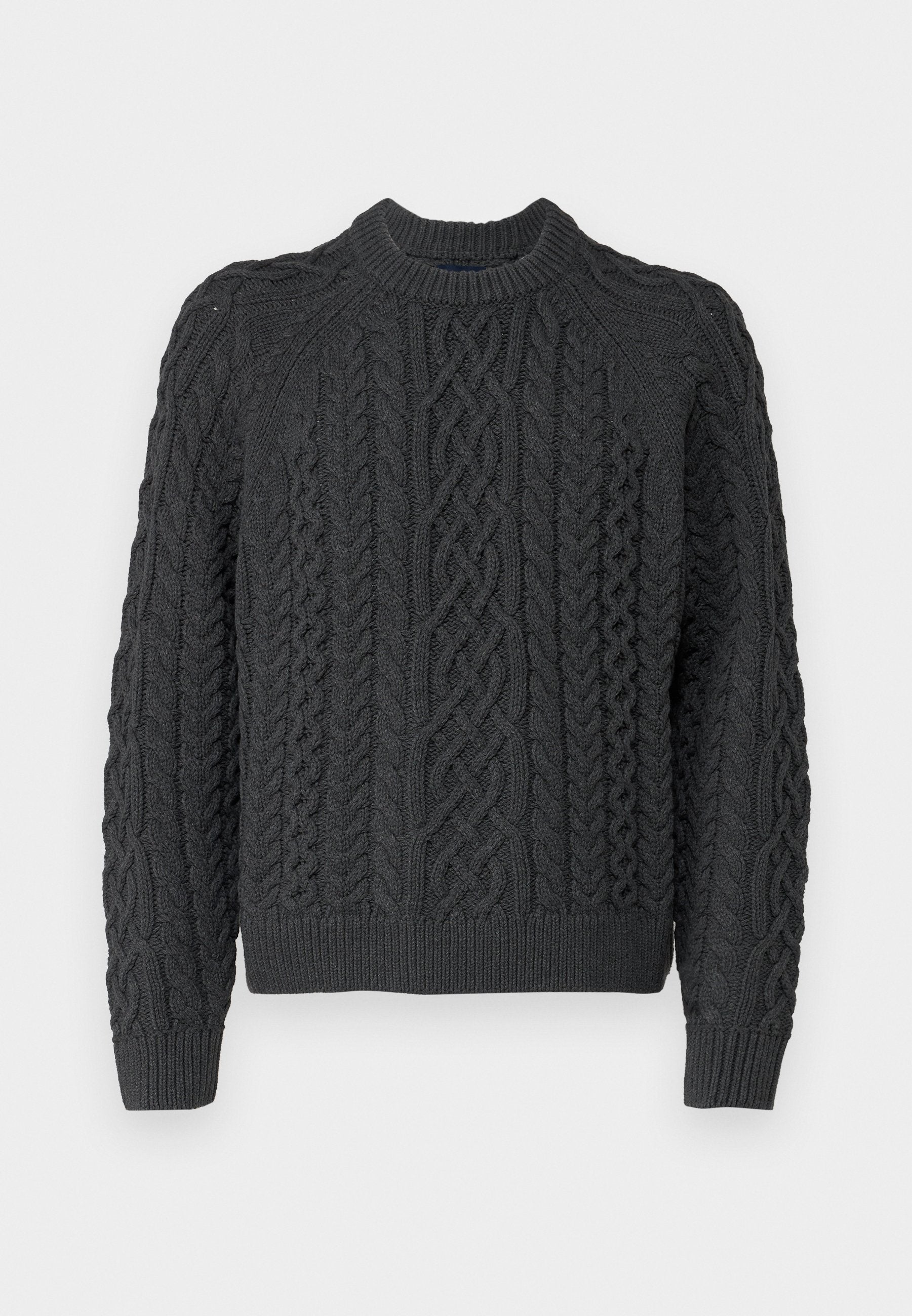 Dunkelgrauer Strickpullover mit einem Zopfmuster, rundem Ausschnitt und gerippten Bündchen sowie Saum. Das strukturierte Material sorgt für visuelles Interesse.