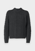 Dunkelgrauer Strickpullover mit einem Zopfmuster, rundem Ausschnitt und gerippten Bündchen sowie Saum. Das strukturierte Material sorgt für visuelles Interesse.
