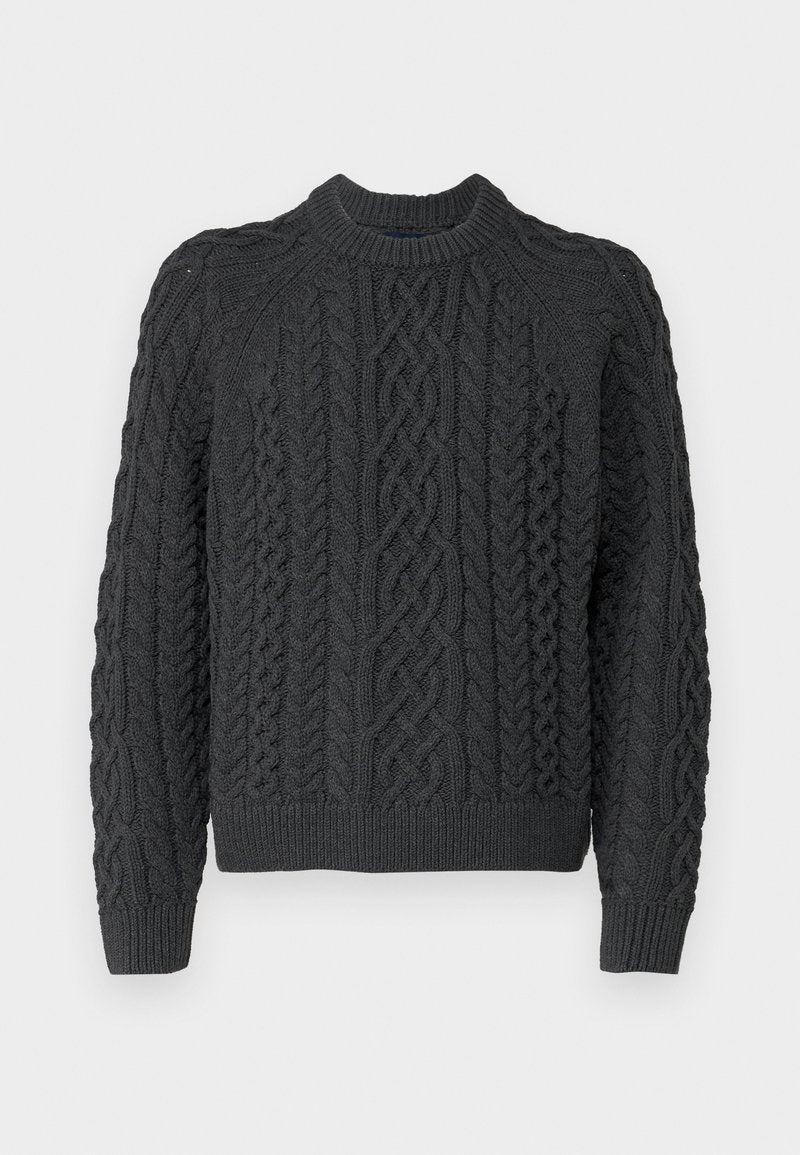 Dunkelgrauer Strickpullover mit einem Zopfmuster, rundem Ausschnitt und gerippten Bündchen sowie Saum. Das strukturierte Material sorgt für visuelles Interesse.