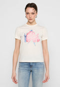 Cremfarbendes T-Shirt mit kurzen Ärmeln, das ein pinkes und blaues grafisches Design präsentiert. Der Stoff wirkt glatt und hat eine klassische Passform mit rundem Halsausschnitt.