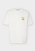 Weißes T-Shirt mit kurzen Ärmeln und Rundhalsausschnitt, mit kleinem Kiwi-Frucht-Grafik und dem Text "Marc O’Polo Denim" auf der linken Brust.