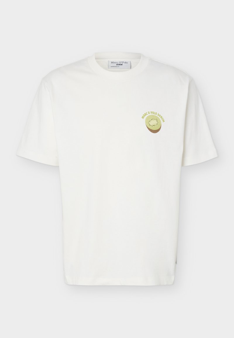 Weißes T-Shirt mit kurzen Ärmeln und Rundhalsausschnitt, mit kleinem Kiwi-Frucht-Grafik und dem Text "Marc O’Polo Denim" auf der linken Brust.