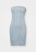 Strapless Jeanskleid in Hellblau, figurbetonte Form mit sichtbaren Nähten und einer Länge unterhalb des Knies, aus weichem Denimstoff gefertigt.