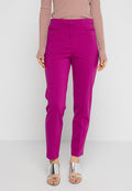Fuchsia-farbene, taillierte Hosen mit einer glatten Textur, versehen mit Eingrifftaschen und einem schmalen Bein-Design, kombiniert mit metallischen, hohen Sandalen.