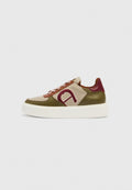Herren-Sneaker aus beigem, olivgrünem und burgunderfarbenem Leder, mit rundem Zehenbereich, weißer Sohle und gemusterten braunen Schnürsenkeln sowie Logodetail an der Seite.