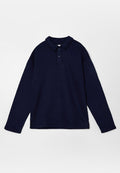 Marineblaues Langarm-Poloshirt mit Kragen und Zwei-Knopf-Leiste, flach auf weißem Hintergrund dargestellt.