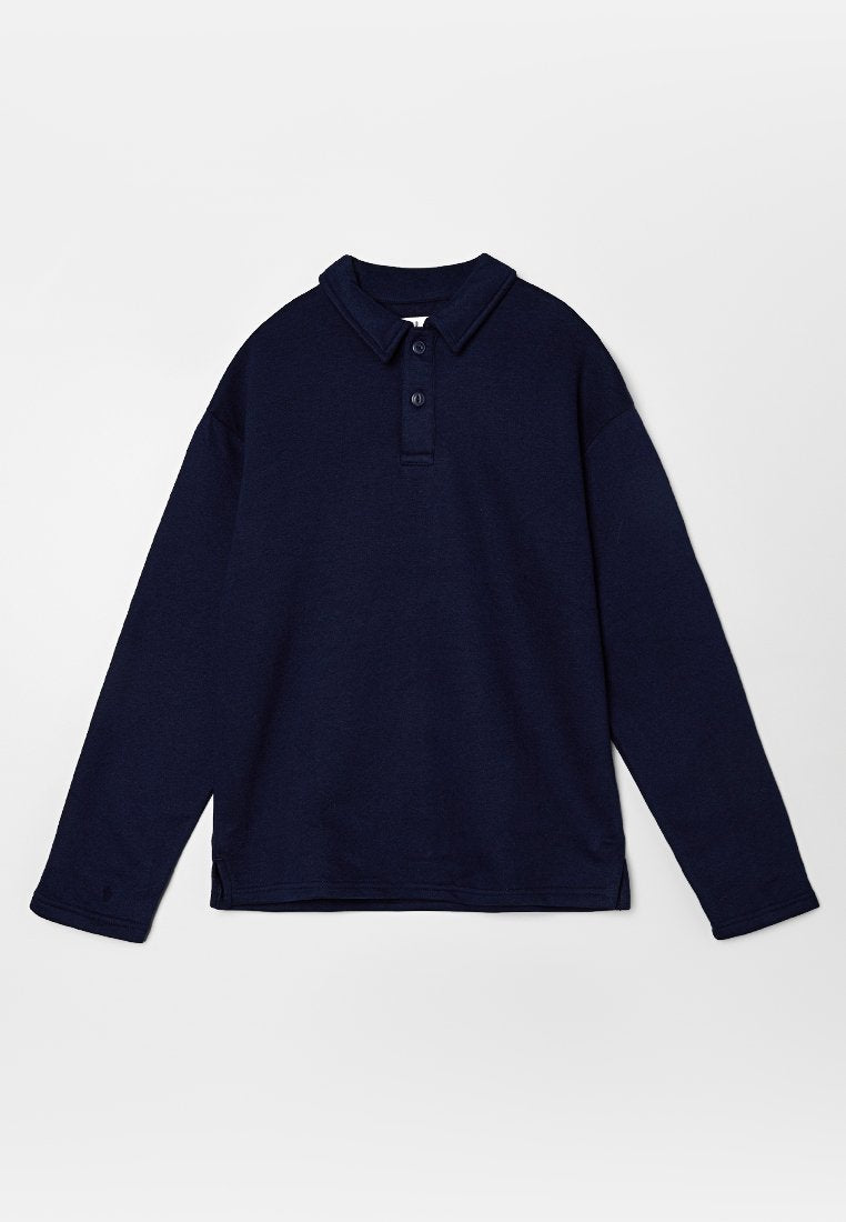 Marineblaues Langarm-Poloshirt mit Kragen und Zwei-Knopf-Leiste, flach auf weißem Hintergrund dargestellt.