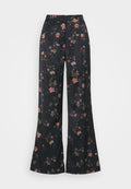Schwarz geweitete Hosen aus einem Stoff mit floralem Muster, das rote, orange und lila Blumen zeigt, mit glatter Textur und Vorderfalten.