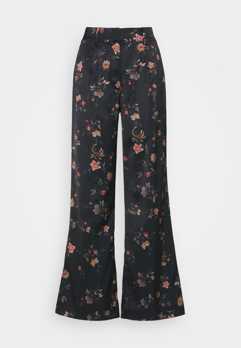 Schwarz geweitete Hosen aus einem Stoff mit floralem Muster, das rote, orange und lila Blumen zeigt, mit glatter Textur und Vorderfalten.