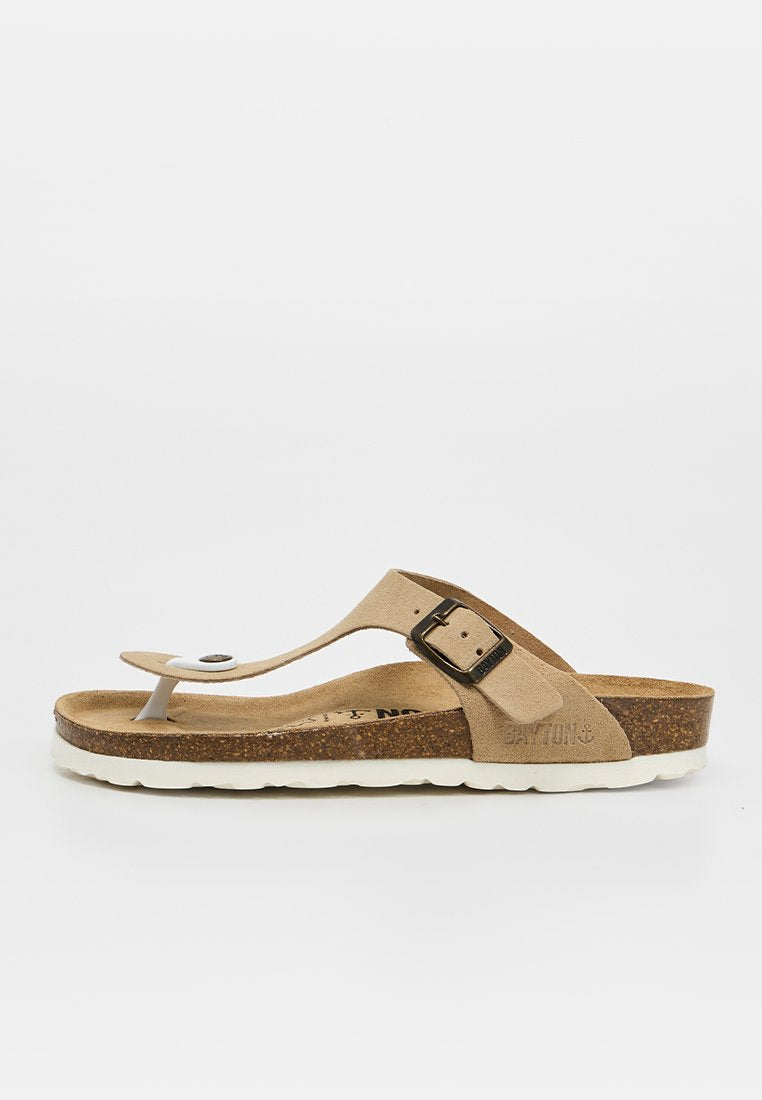 Beige Wildleder-Zehensandalette mit verstellbarem Schnallenriemen, Kork-Fußbett und weißer strukturierter Sohle.