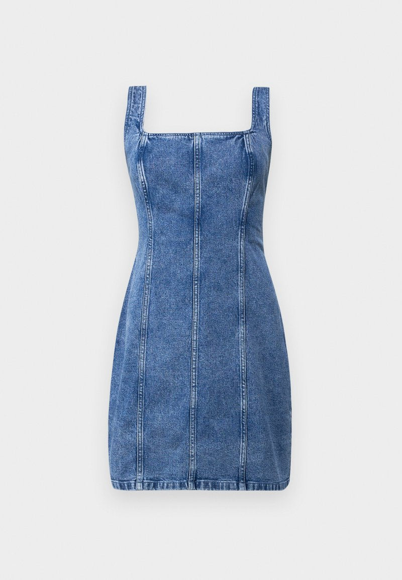 Jeanskleid mit quadratischem Ausschnitt, figurbetonter Form und vertikalen Nahtdetails. Hellblaue Farbe und mittelschwerer Stoff mit glatter Textur.