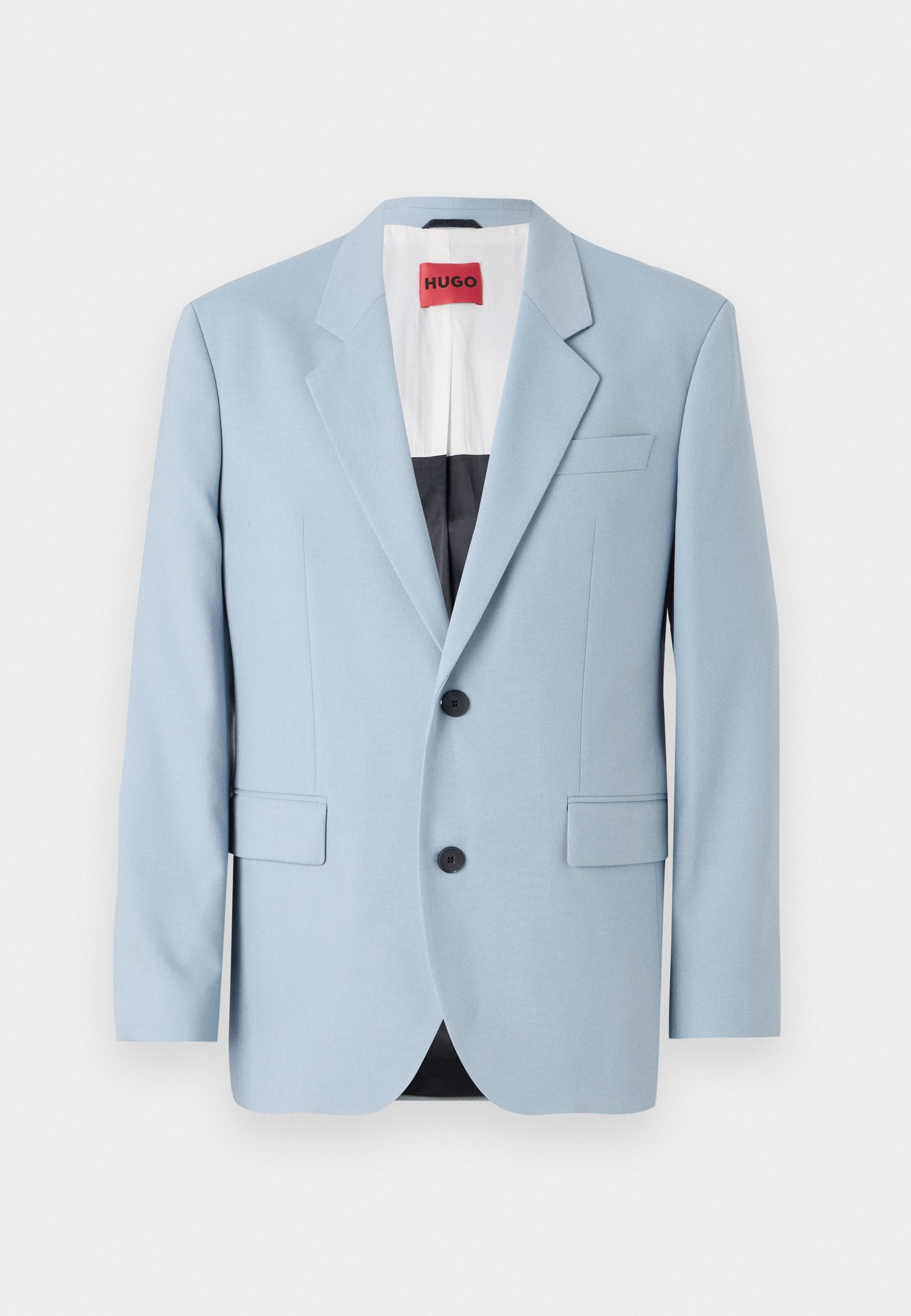 Hellblaues Sakko, einreihig, mit zwei Knöpfen, Reverskragen, Vordertaschen, Innenfutter mit schwarzer Biesen, glatte Stofftextur.