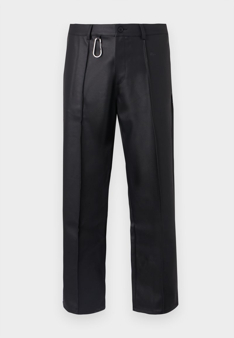 Schwarze Lederhosen mit geradem Schnitt, vorderen Falten und einem silbernen Karabinerakzent am Bund. Glatte Textur mit minimaler Detailgestaltung.