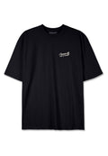 Schwarzes Baumwoll-T-Shirt mit lockerer Passform. Merkmale ein kleines weißes Grafik-Logo auf der Brust. Runder Halsausschnitt und kurze Ärmel.
