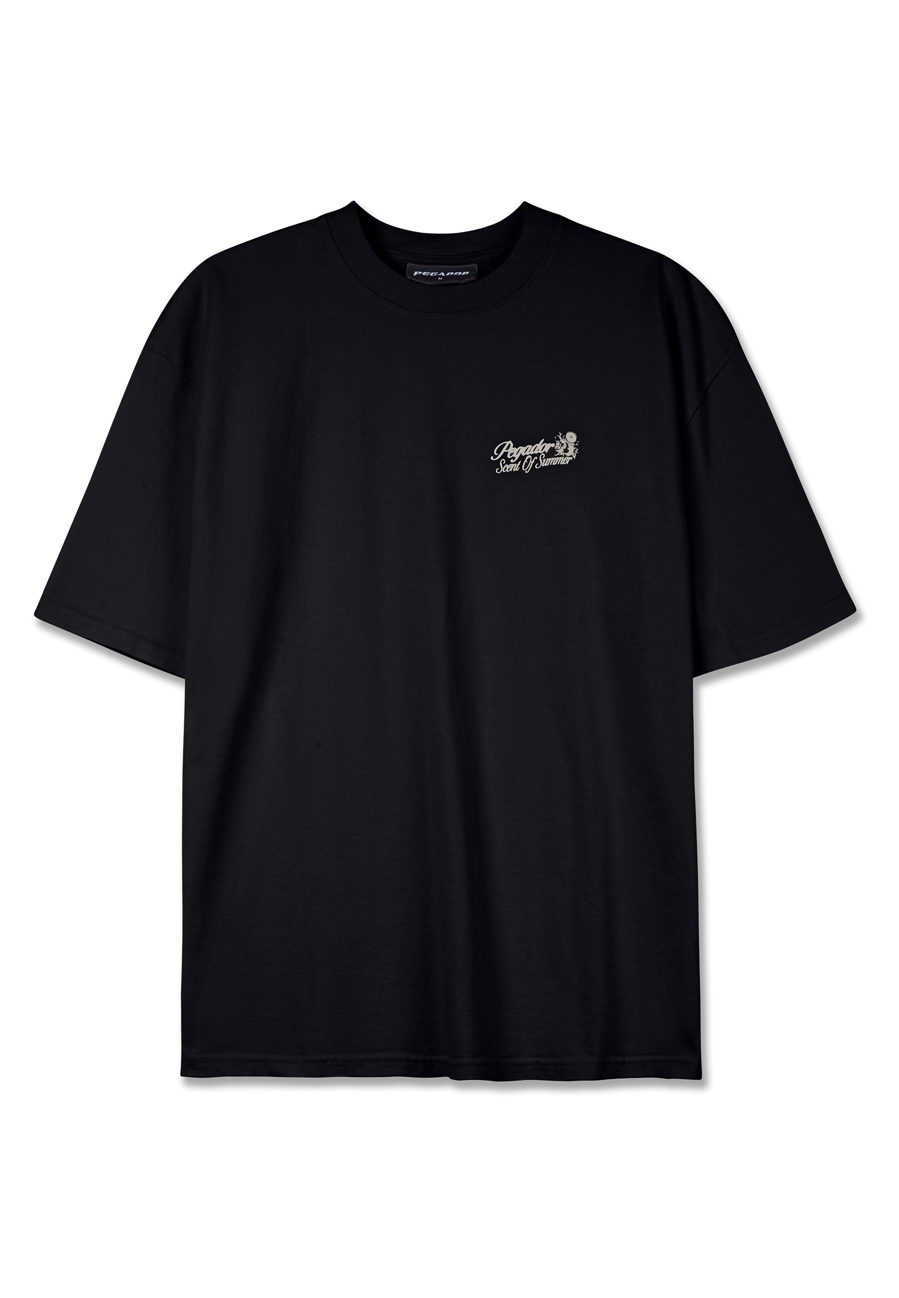 Schwarzes Baumwoll-T-Shirt mit lockerer Passform. Merkmale ein kleines weißes Grafik-Logo auf der Brust. Runder Halsausschnitt und kurze Ärmel.