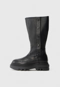 Schwarze kniehohe Lederstiefel mit dicker Profilsohle und vier dekorativen Druckknöpfen entlang des strukturierten Seitenpanels.