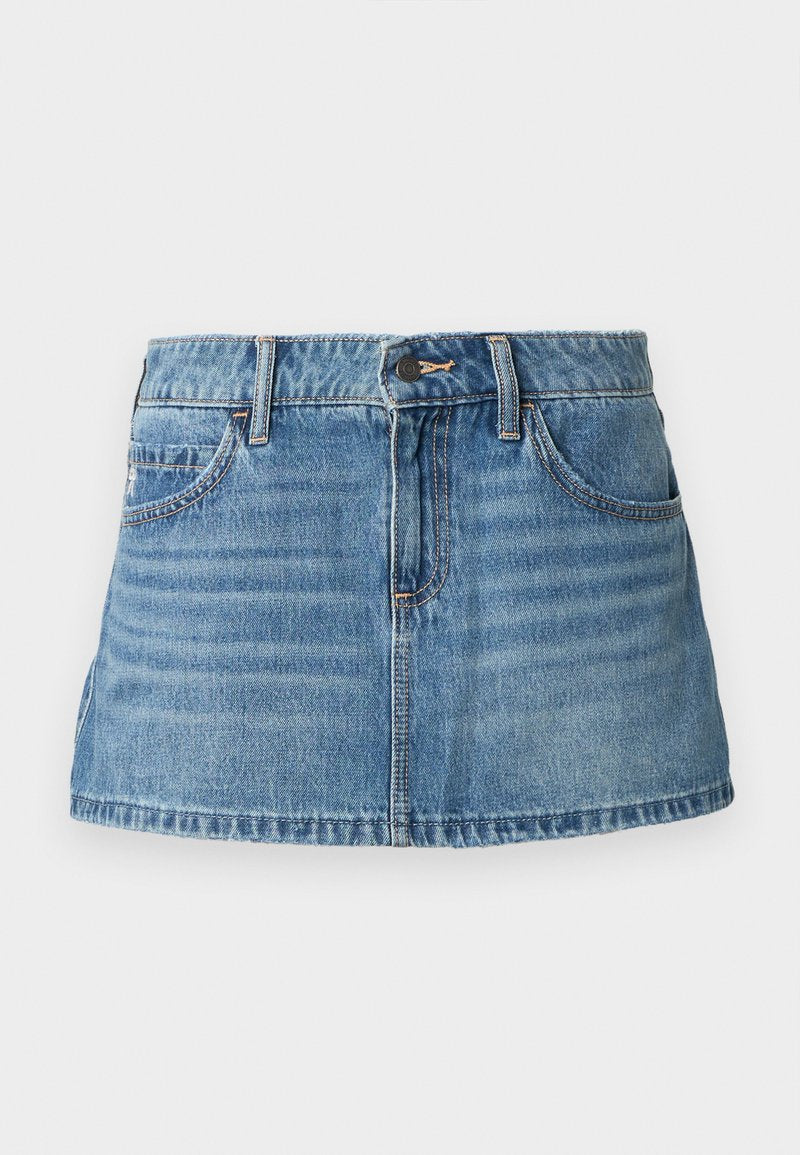Hellblaue Denim-Minirock mit strukturiertem Design. Verfügt über Vordertaschen, Gürtelschlaufen und dezente Ausbleichungen für Textur.