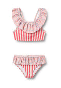 Rosa gestreifter Bikini bestehend aus einem oberen Teil mit Rüschensaum und Blumenmuster sowie passendem, gerüschtem Unterteil. Hergestellt aus glattem, elastischem Stoff.
