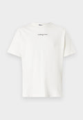 Weiße Baumwoll-T-Shirt mit Rundhalsausschnitt und kurzen Ärmeln. Auf der Vorderseite befindet sich das schwarze "TOMMY JEANS"-Logo, das in der Mitte nahe dem Halsausschnitt platziert ist.