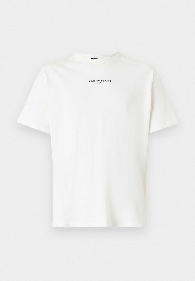 Weiße Baumwoll-T-Shirt mit Rundhalsausschnitt und kurzen Ärmeln. Auf der Vorderseite befindet sich das schwarze "TOMMY JEANS"-Logo, das in der Mitte nahe dem Halsausschnitt platziert ist.