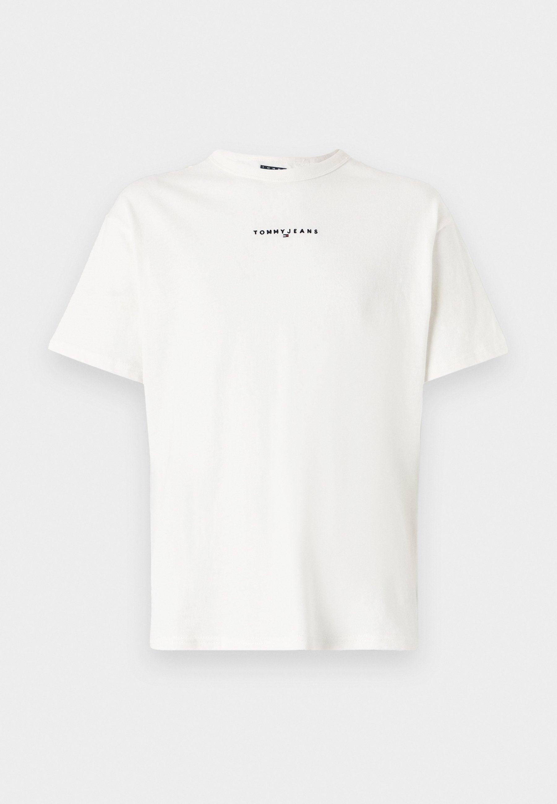 Weiße Baumwoll-T-Shirt mit Rundhalsausschnitt und kurzen Ärmeln. Auf der Vorderseite befindet sich das schwarze "TOMMY JEANS"-Logo, das in der Mitte nahe dem Halsausschnitt platziert ist.
