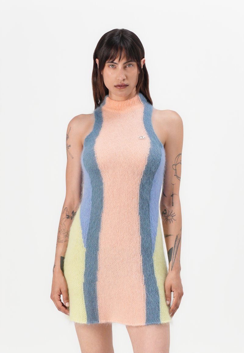 Ärmelloses Strickkleid in Pastellfarben: Pfirsich, Blau, Grün und Gelb. Strukturierter Stoff mit kontrastierenden vertikalen Streifen.