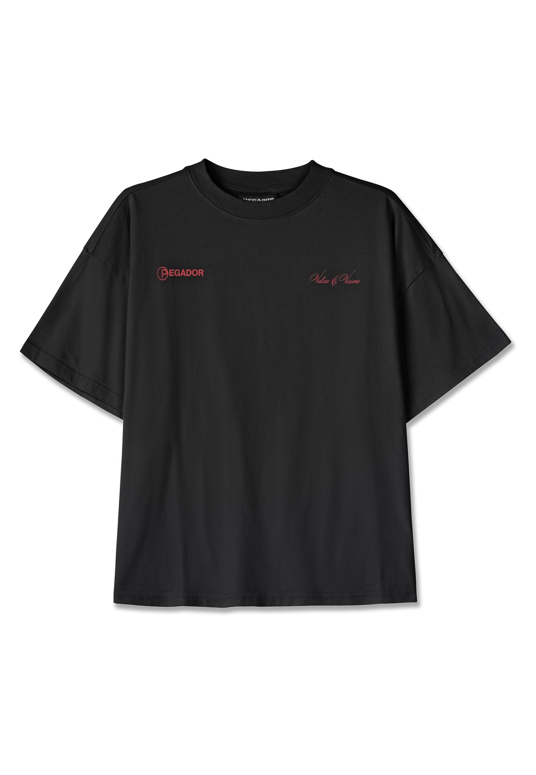 Schwarzes Baumwoll-T-Shirt mit lockerer Passform, mit roten Logos "PEGADOR" und "Valise & Venues", die auf der Vorderseite gestickt sind. Kurzarm, Rundhalsausschnitt.