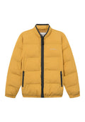 Gelbe, gepolsterte Jacke mit hohem Kragen, Frontreißverschluss und zwei seitlichen Taschen mit dunklen Akzenten. Glatte Textur und gestepptes Design.