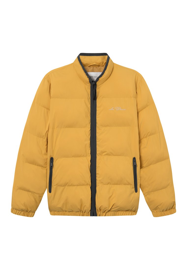Gelbe, gepolsterte Jacke mit hohem Kragen, Frontreißverschluss und zwei seitlichen Taschen mit dunklen Akzenten. Glatte Textur und gestepptes Design.