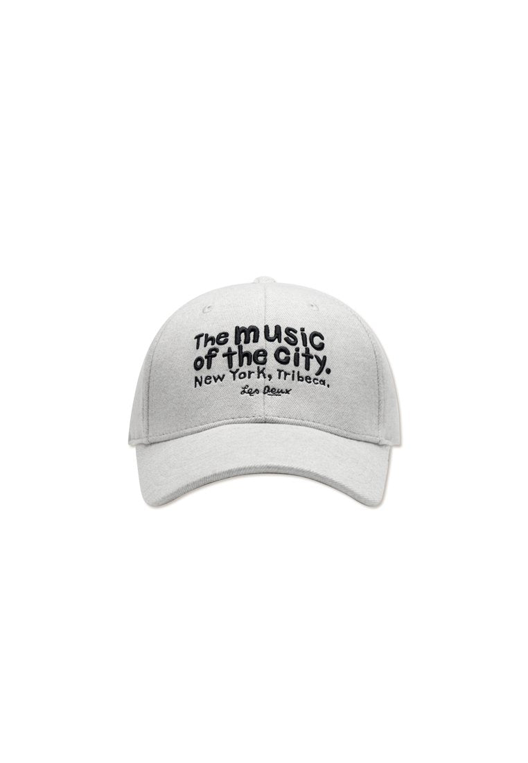 Grau Baseballcap aus Baumwolle mit gebogenem Schirm. Mit schwarzem, gesticktem Text: "Die Musik der Stadt. New York, Tribeca." und Logo.