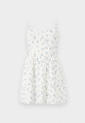 Blumenkleid mit blauen Blumen auf weißem Hintergrund. Es hat dünne Träger, ein eng anliegendes Oberteil und einen ausgestellten Rock für eine entspannte Passform.