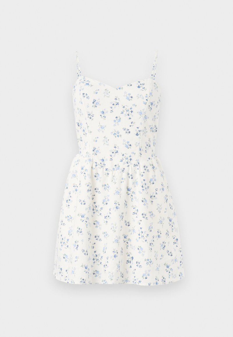 Blumenkleid mit blauen Blumen auf weißem Hintergrund. Es hat dünne Träger, ein eng anliegendes Oberteil und einen ausgestellten Rock für eine entspannte Passform.