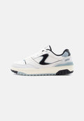 Weißer Sneaker mit niedrigem Schaft, schwarzen und grauen Akzenten, Schnürverschluss, perforierten Seitenpaneelen und der Aufschrift "1992" nahe der Ferse.