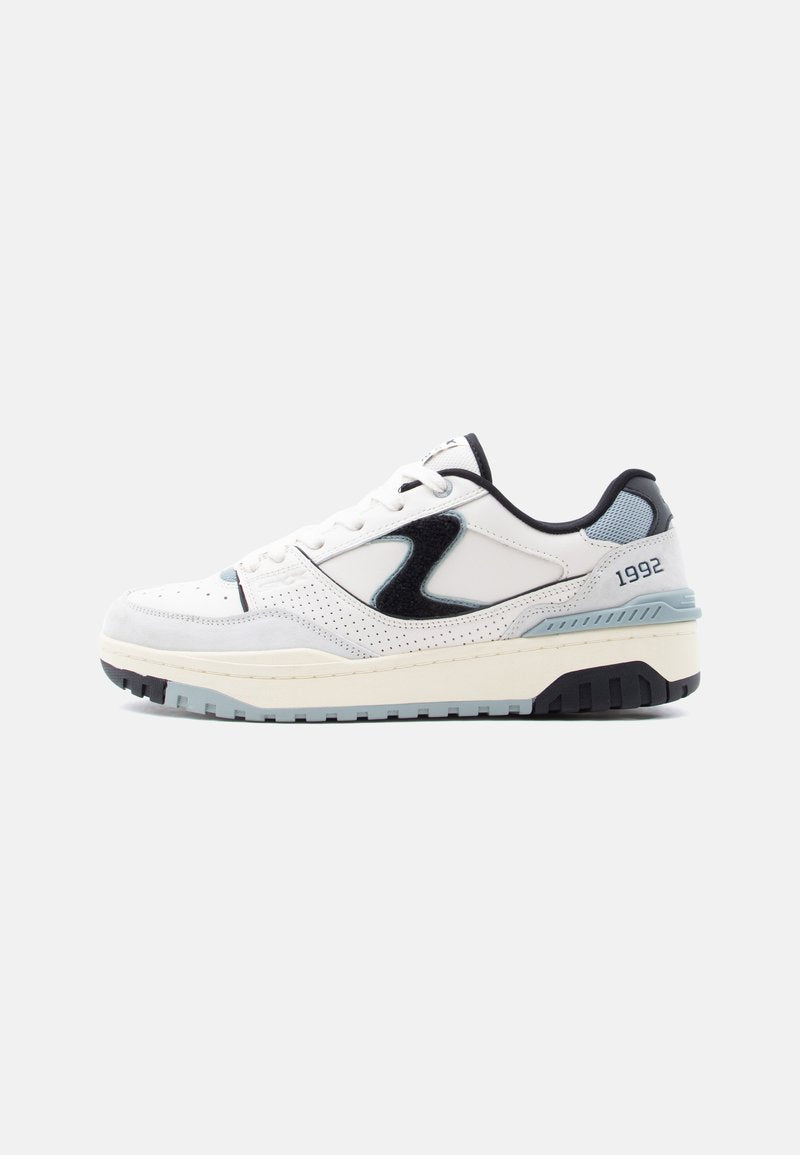 Weißer Sneaker mit niedrigem Schaft, schwarzen und grauen Akzenten, Schnürverschluss, perforierten Seitenpaneelen und der Aufschrift "1992" nahe der Ferse.