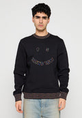 Schwarzer Pullover mit mehrfarbigem, gesticktem Text und Smiley-Gesicht. Verfügt über einen gerippten Kragen und Bündchen mit kontrastierenden Streifen.
