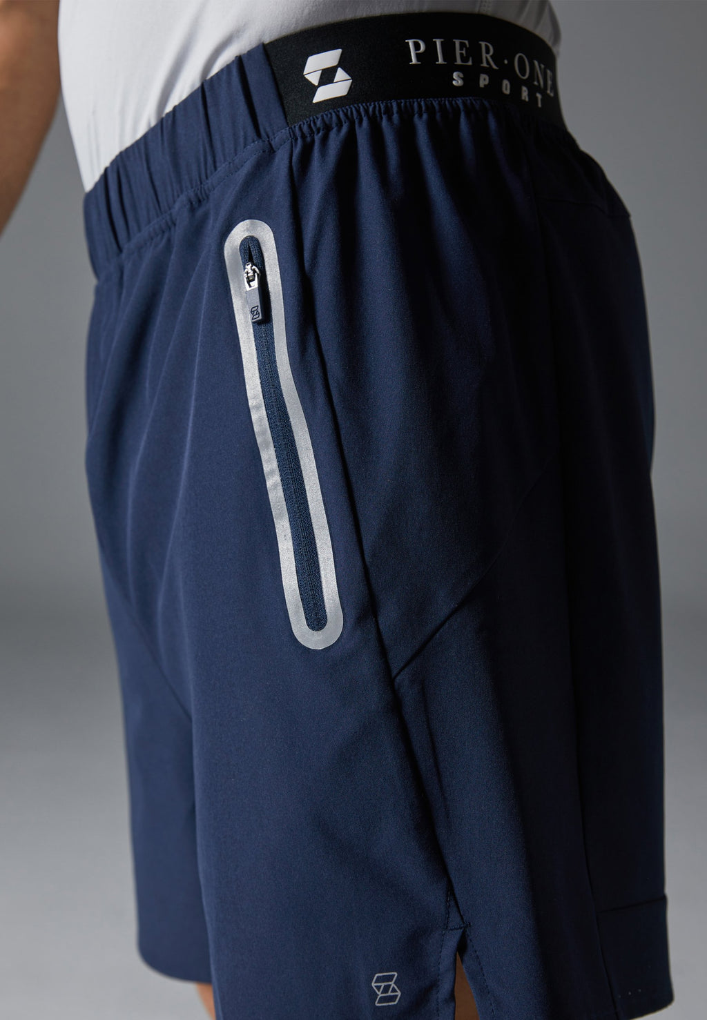 Pier One Sport REGULAR FIT SPORTS SHORTS WITH ZIP UP POCKETS