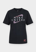 Schwarzes Nike T-Shirt mit dem Schriftzug „NIKE UNITED“ und zwei pink gemusterten Nike-Swoosh-Logos, die sich vorne überlappen, plus einem kleinen Aufnäher nahe dem Saum.