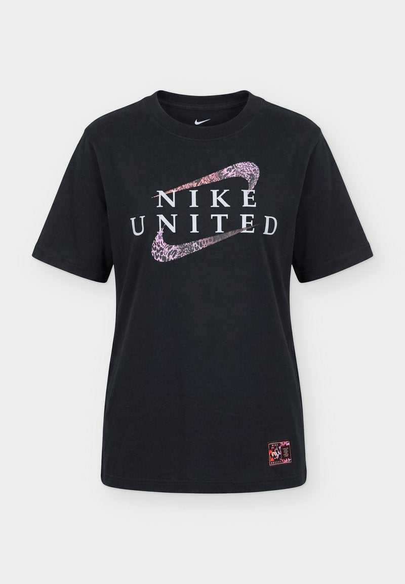 Schwarzes Nike T-Shirt mit dem Schriftzug „NIKE UNITED“ und zwei pink gemusterten Nike-Swoosh-Logos, die sich vorne überlappen, plus einem kleinen Aufnäher nahe dem Saum.