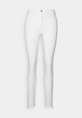 Weiße enge Jeans aus dehnbarem Material, mit einem Front-Reißverschluss, Fronttaschen und Reißverschlüssen an den Säumen für eine verstellbare Passform.