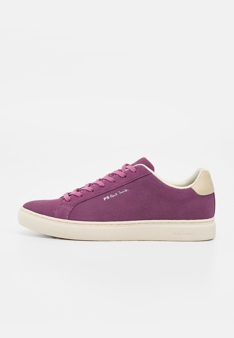 Lila Wildleder-Sneaker mit niedrigem Schaft, weißer Sohle, passenden lilafarbenen Schnürsenkeln, beigen Fersendetails und "PS Paul Smith" Branding an der Seite.
