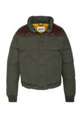 Grüne Puffjacke mit braunem Schulterpatch, Druckknöpfen, schrägen Fronttaschen, gerippten Bündchen und hohem Kragen mit Markenetikett innen.