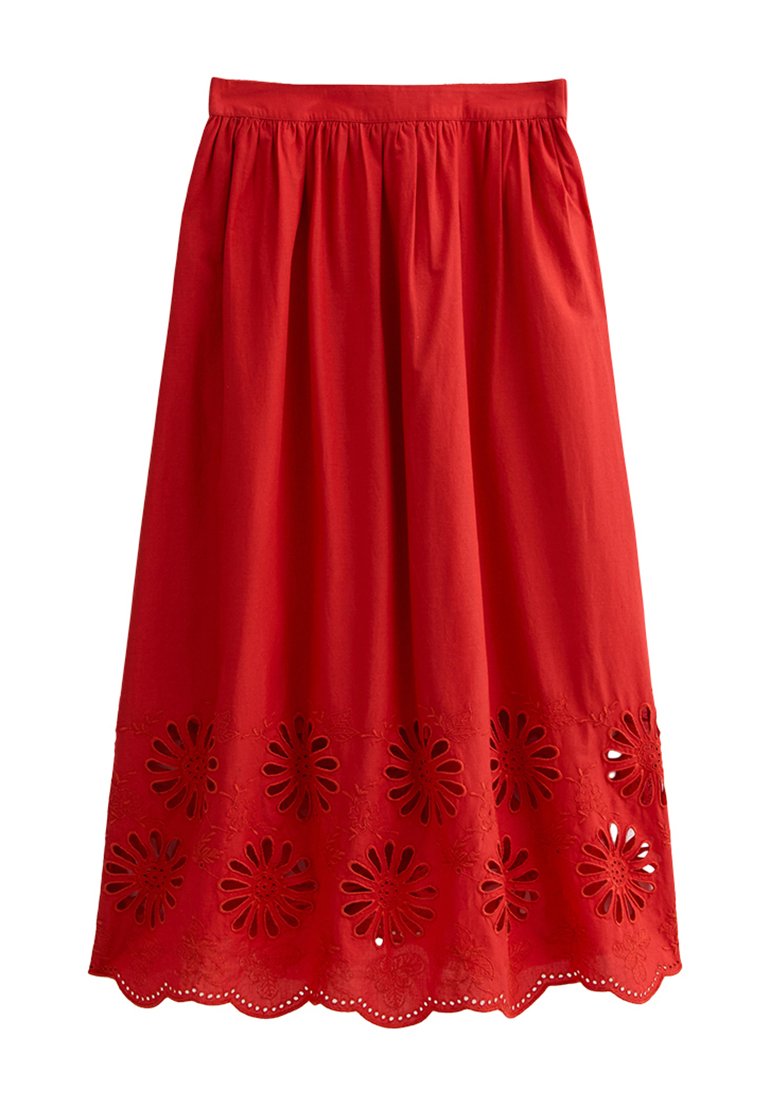 Roter Baumwollrock mit gerafftem Taillenbund und floralem Auschnittmuster am Saum, mit gewellten Kanten für zusätzliche Details.